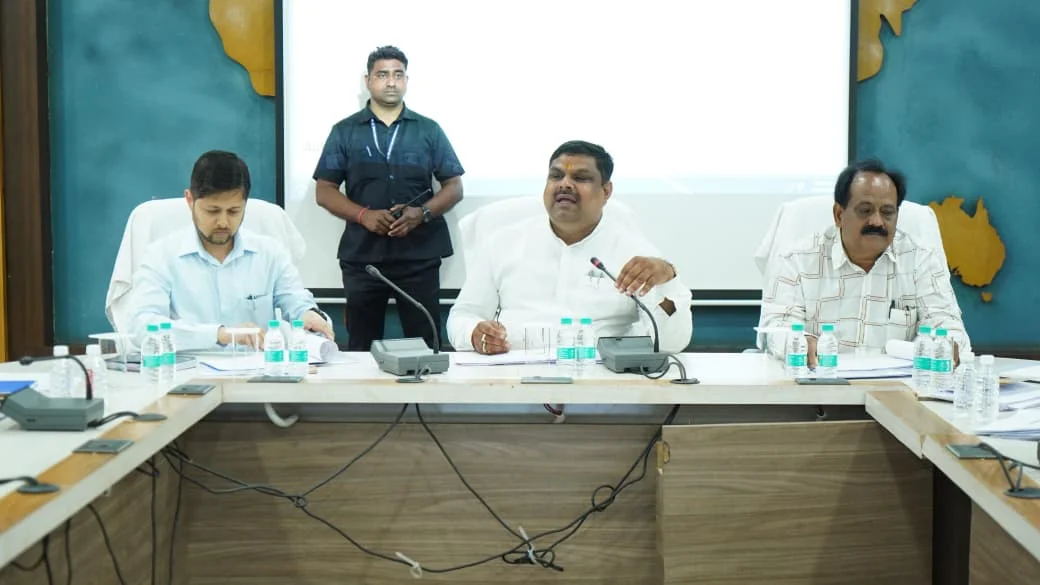 विकास कार्यों को लेकर मंत्री गजेन्द्र यादव ने ली समीक्षा बैठक