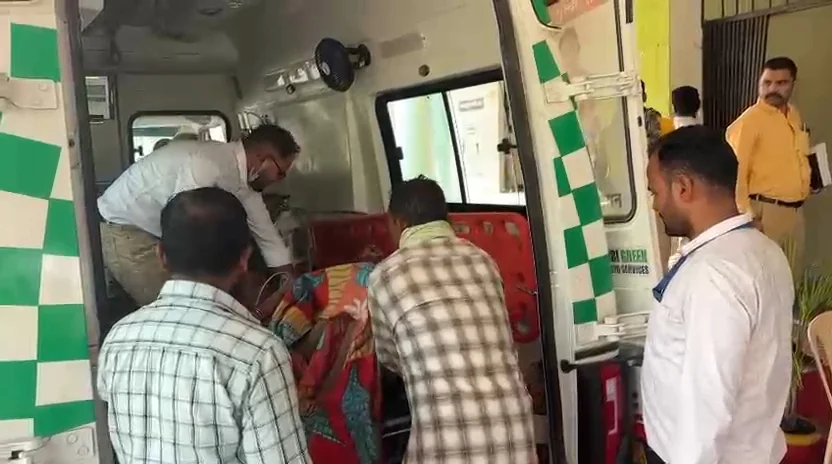 कैंसर पीड़ित महिला को जिला अस्पताल में कराया गया भर्ती, कलेक्टर ने बेहतर उपचार के दिए निर्देश