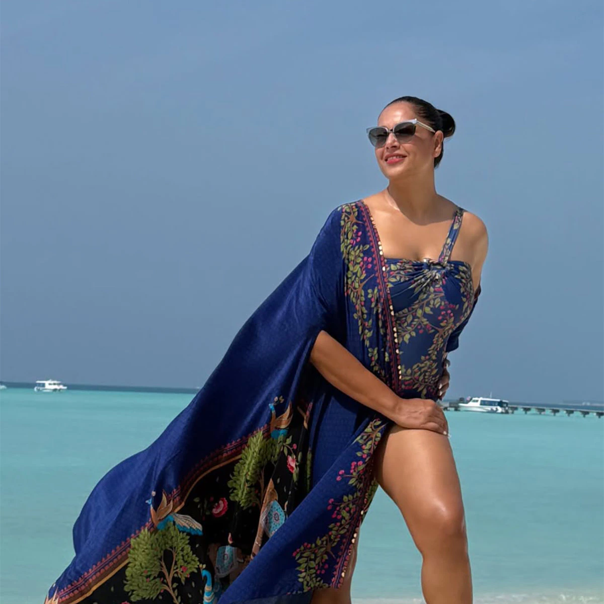 47 साल की बिपाशा, बीच पर ढाया कहर, पति-बेटी संग दिए पोज