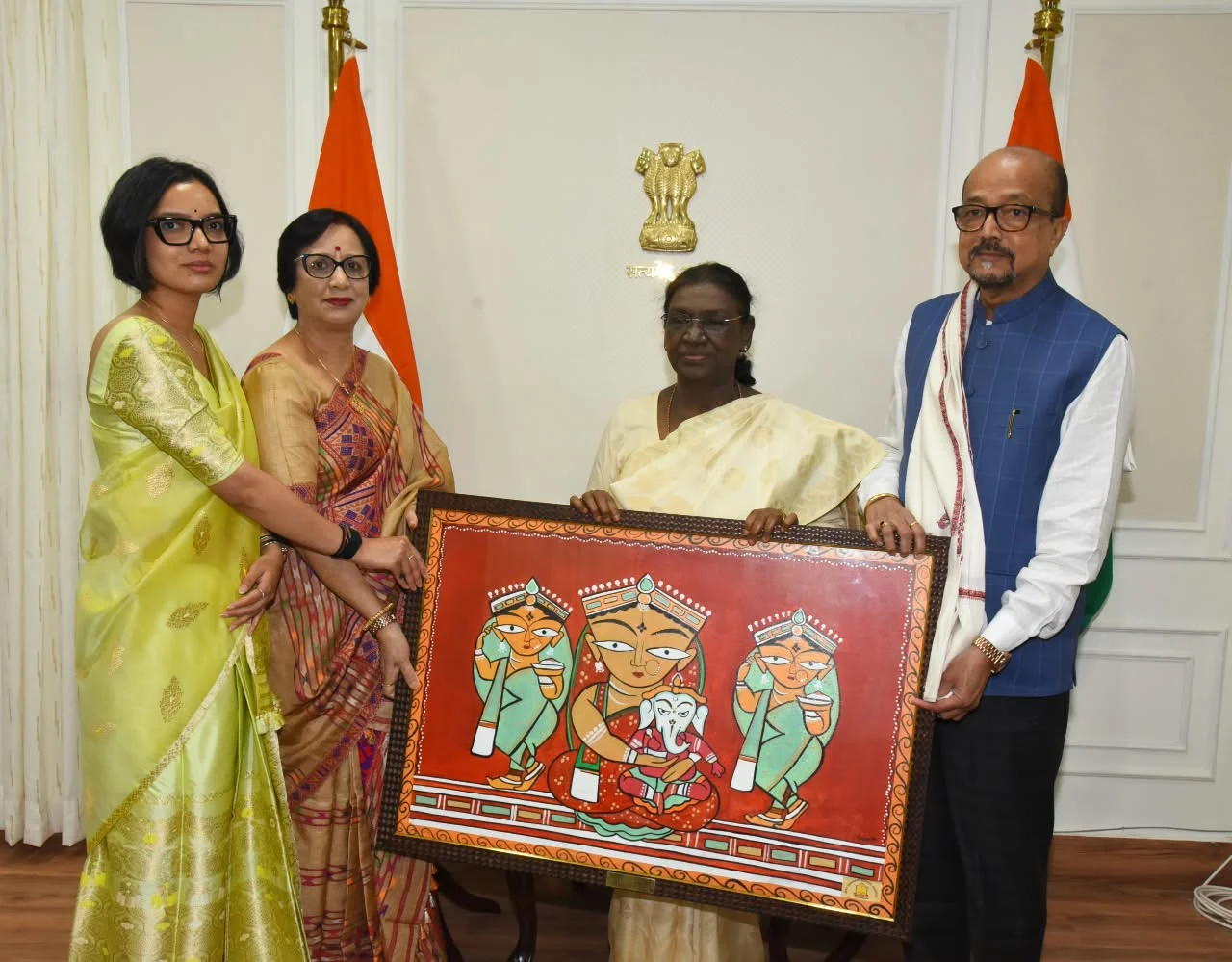 राष्ट्रपति श्रीमती द्रौपदी मुर्मु को राज्यपाल रमेन डेका ने भेंट की पहाड़ी मैना की प्रतिकृति राष्ट्रपति श्रीमती द्रौपदी मुर्मु को राज्यपाल रमेन डेका ने भेंट की पहाड़ी मैना की प्रतिकृति