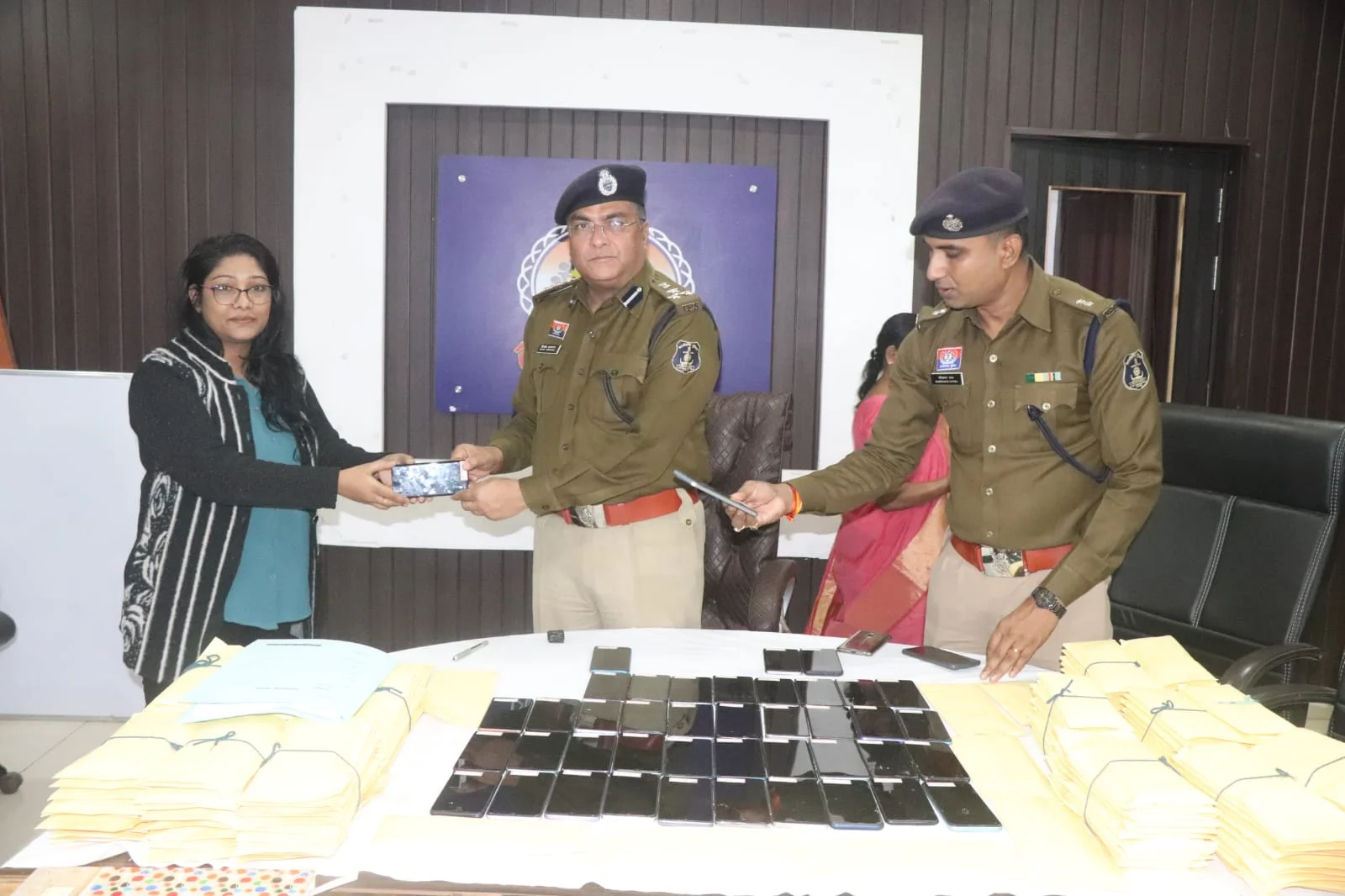 एंटी क्राइम एंड साइबर यूनिट की बड़ी सफलता, 202 गुम मोबाइल बरामद, लगभग 60 लाख की संपत्ति लौटाई