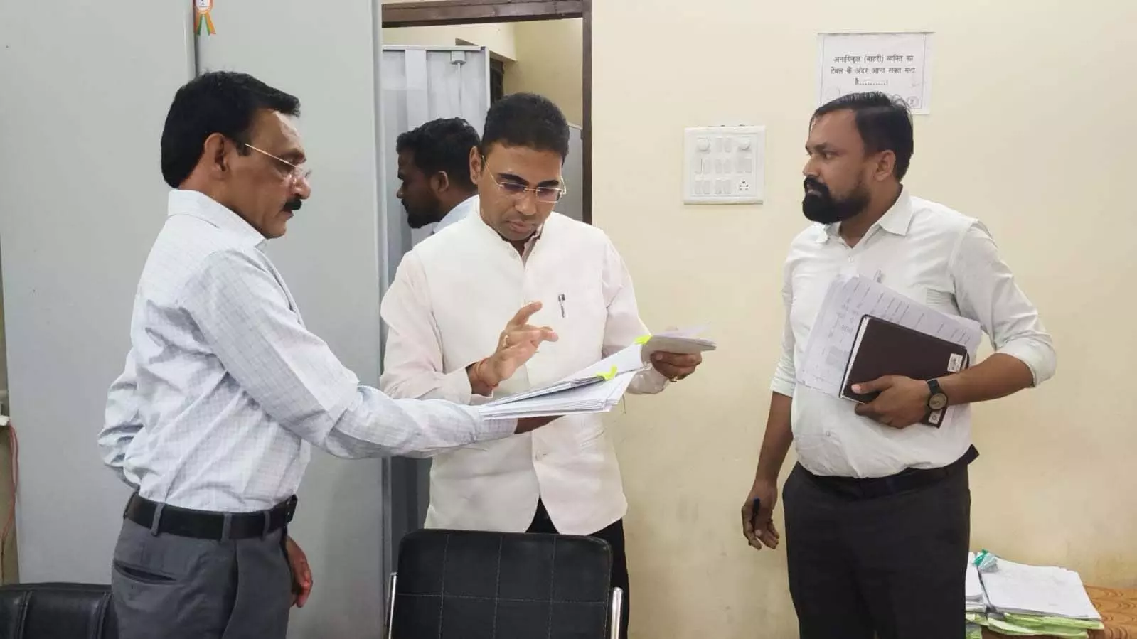 कलेक्टर कुलदीप शर्मा ने शुक्रवार को लवन में तहसील कार्यालय एवं स्वामी आत्मानंद शासकीय उच्चतर माध्यमिक विद्यालय का निरीक्षण किया। कलेक्टर कुलदीप शर्मा ने शुक्रवार को लवन में तहसील कार्यालय एवं स्वामी आत्मानंद शासकीय उच्चतर माध्यमिक विद्यालय का निरीक्षण किया।