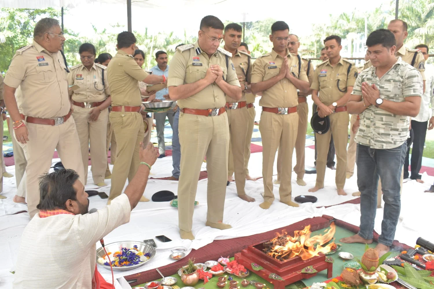 पुलिस लाइन दुर्ग में विधि-विधान से हुई शस्त्र पूजा, वाहन पूजन और हवन