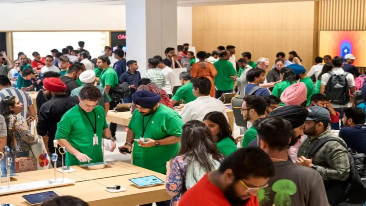 iPhone 17 खरीदने की होड़: कीमत बढ़ने की अटकलों के बीच बाजार से गायब हुए कई मॉडल,