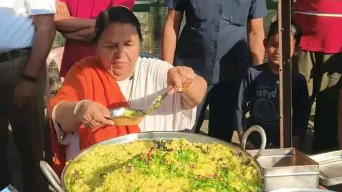 पूर्व मुख्यमंत्री उमा भारती ठेला लगा पोहा-जलेबी बेच रहीं, लेकिन क्यों?