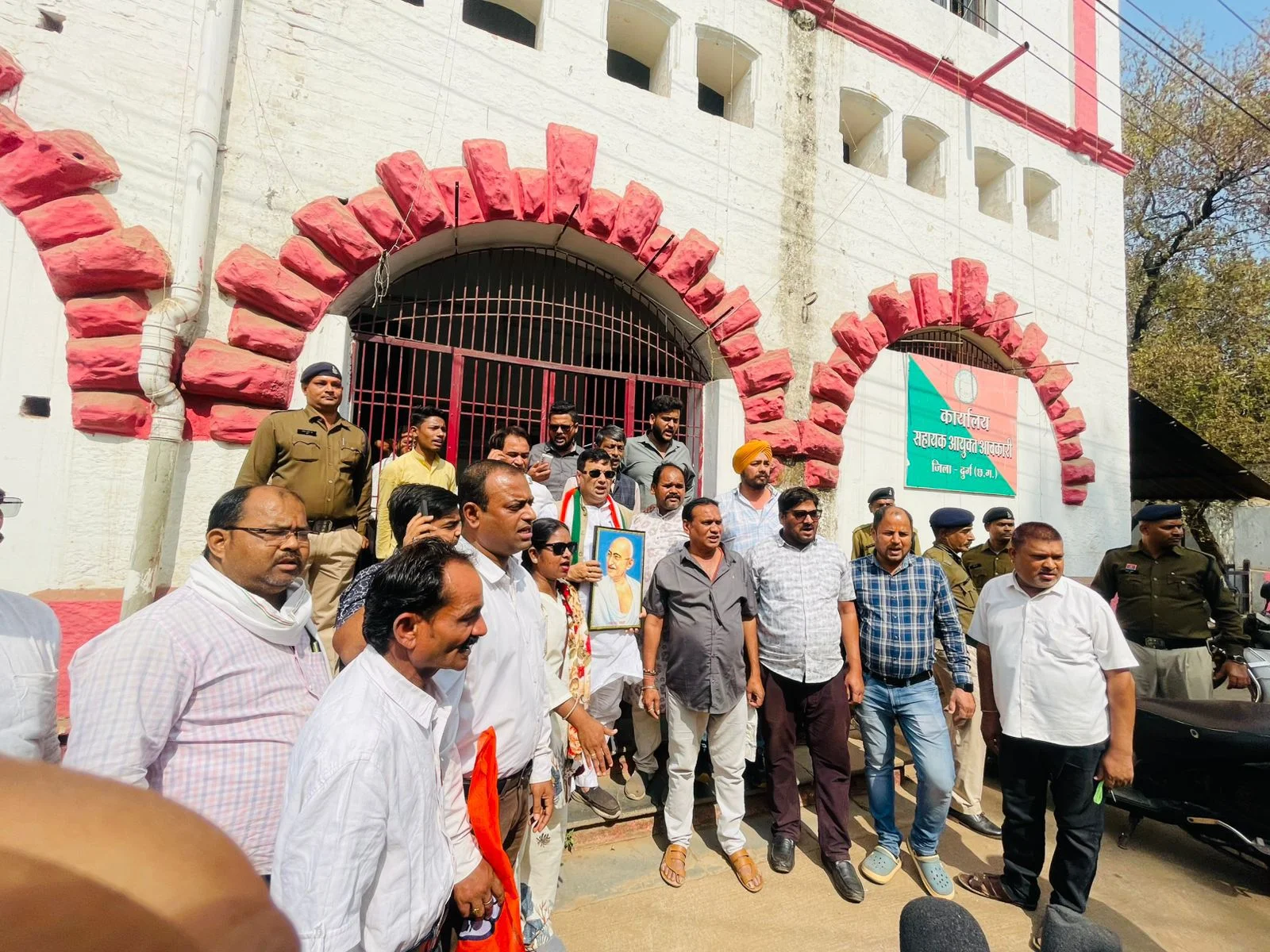 महात्मा गांधी जी की पुण्यतिथि पर शराब दुकानें खुली रखने पर कांग्रेस ने किया आबकारी विभाग का घेराव महात्मा गांधी जी की पुण्यतिथि पर शराब दुकानें खुली रखने पर कांग्रेस ने किया आबकारी विभाग का घेराव