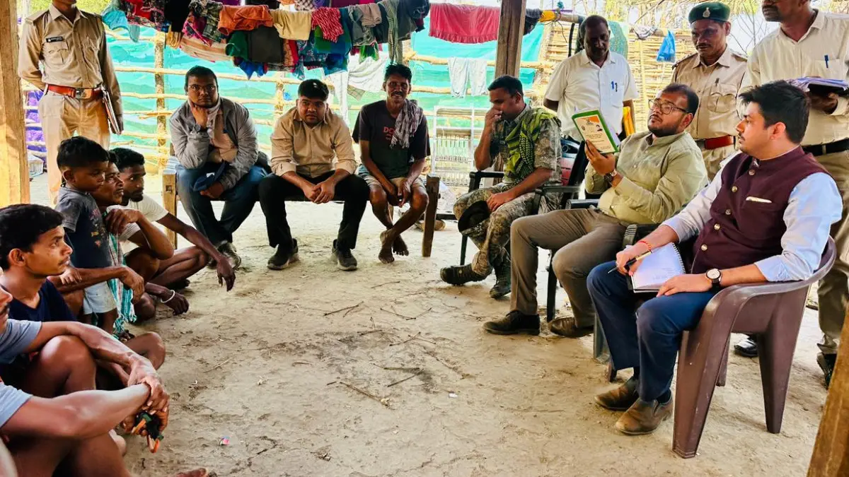 कलेक्टर-एसपी ने घर-घर जाकर सुनी लोगों की समस्याएं : बाइक पर सवार होकर अंदरूनी गांवों में पहुंचे, समस्याओं का किया समाधान कलेक्टर-एसपी ने घर-घर जाकर सुनी लोगों की समस्याएं : बाइक पर सवार होकर अंदरूनी गांवों में पहुंचे, समस्याओं का किया समाधान