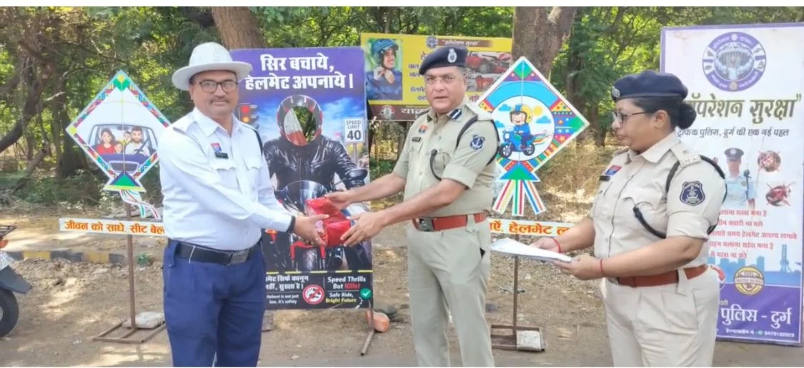 भीषण गर्मी में यातायात जवानों को राहत, दुर्ग पुलिस ने बांटे गमछा व पानी की बोतल