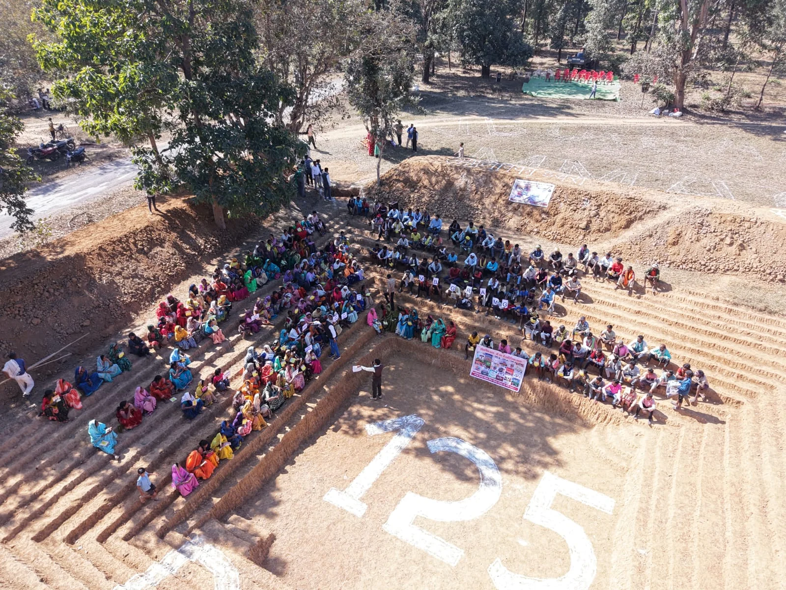 करमरी में ग्रामीणों द्वारा मानव श्रृंखला बनाकर 'आत्मनिर्भर गांव - विकसित भारत' का दिया संदेश