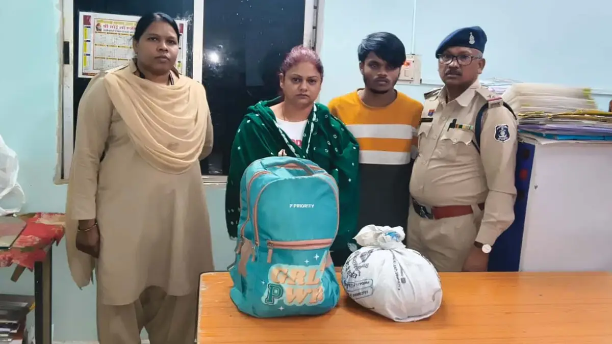 हिस्ट्रीशीटर की पत्नी और उसका साथी 6 किलो गांजा के साथ गिरफ्तार
