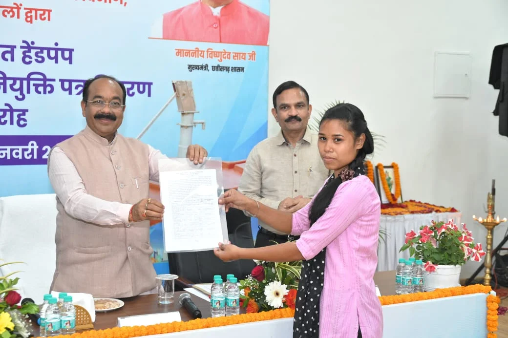 लोगों से अच्छा व्यवहार रखकर ईमानदारी से करें काम: उप मुख्यमंत्री साव लोगों से अच्छा व्यवहार रखकर ईमानदारी से करें काम: उप मुख्यमंत्री साव