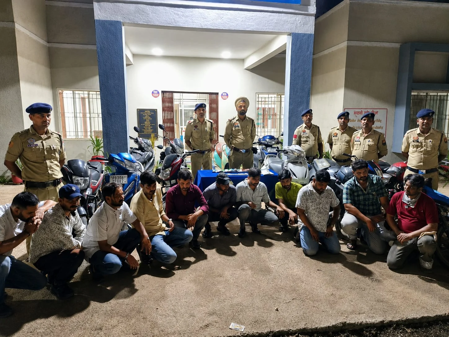 मंकी रिजॉर्ट के पीछे जुआ फड़ पर पुलिस का छापा, 15 आरोपी गिरफ्तार, ₹4.34 लाख की संपत्ति जब्त मंकी रिजॉर्ट के पीछे जुआ फड़ पर पुलिस का छापा, 15 आरोपी गिरफ्तार, ₹4.34 लाख की संपत्ति जब्त