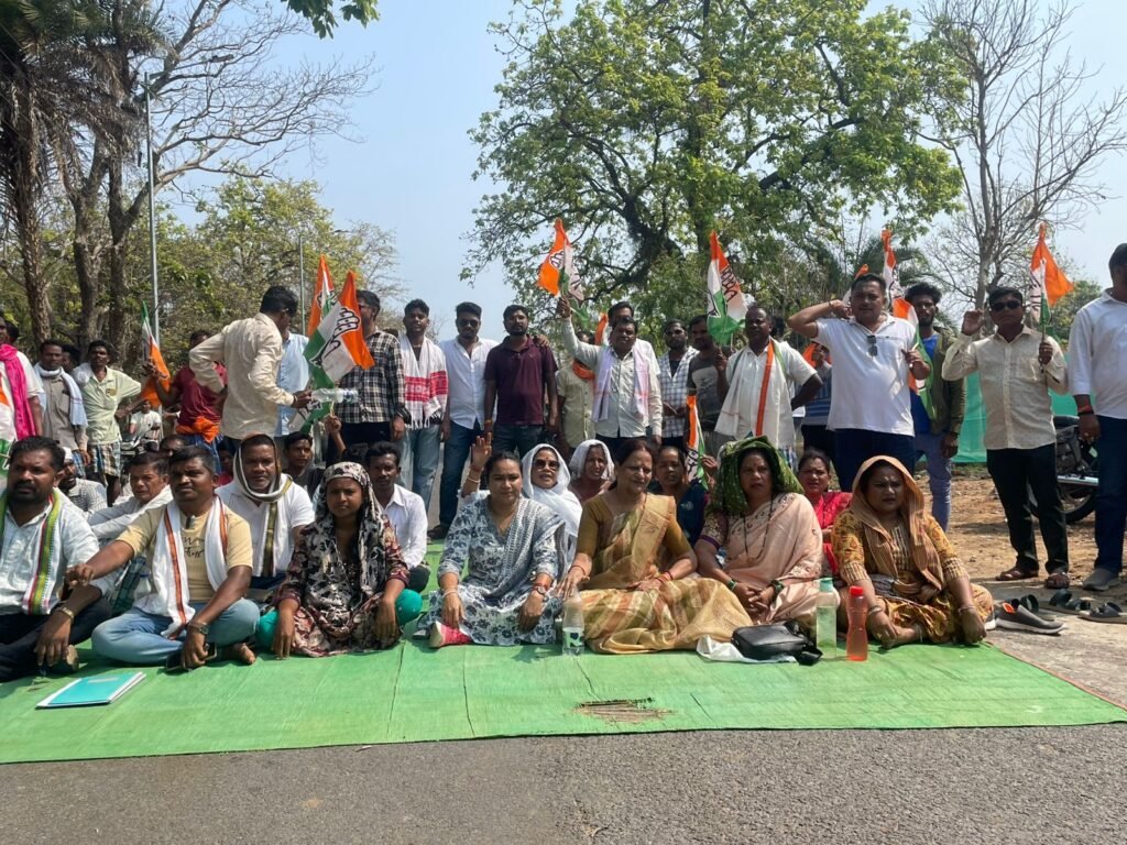 जर्जर बारसूर मार्ग की मांग को लेकर चक्का जाम आम लोगों की परेशानियों को लेकर सड़क पर उतरी कांग्रेस