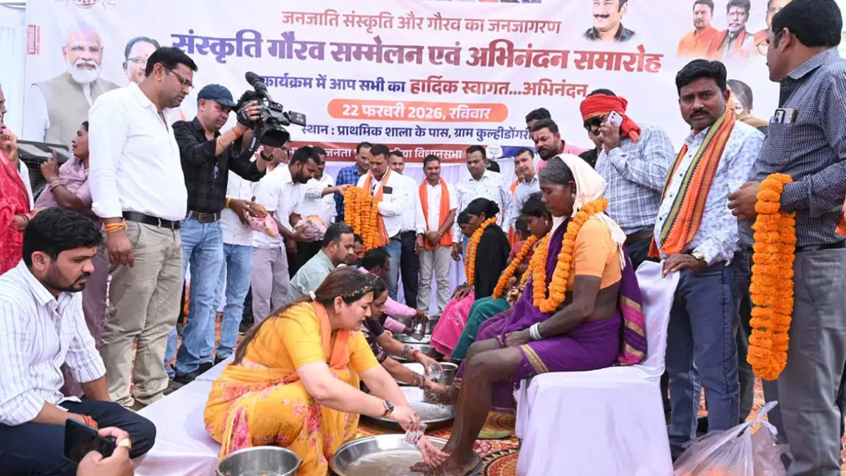 कवर्धा में लगभग 150 आदिवासी परिवारों की घर वापसी : विधायक भावना बोहरा ने पैर पखारकर किया अभिनंदन