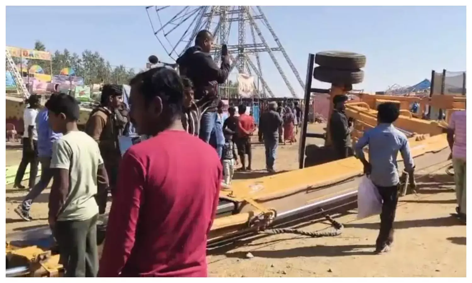 बरंगवा मेले में बड़ा हादसा टला, आकाश झूला उतारते समय हाइड्रा वाहन पलटा