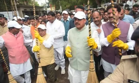 मुख्यमंत्री डॉ.यादव ने स्वच्छता के लिए श्रमदान कर 