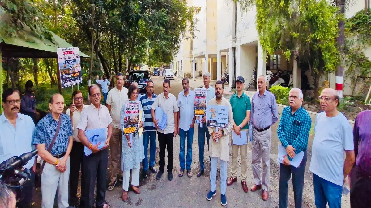 भोपाल मास्टर प्लान 2047: विरोध में उतरे लोग, संयुक्त रहवासी संघर्ष समिति ने टीएंडसीपी पहुंचकर दर्ज कराईं आपत्तियां