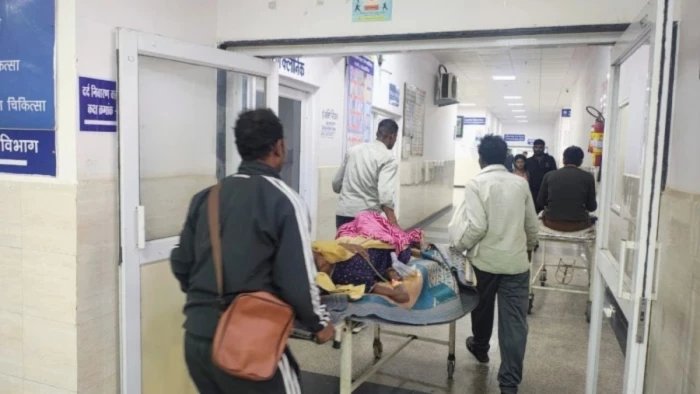 ग्वालियर अस्पताल में भारी अव्यवस्था, 20 दिनों से बंद हैं लिफ्ट; कराहते हुए मरीजों को सीढ़ियों से ले जाने की मजबूरी