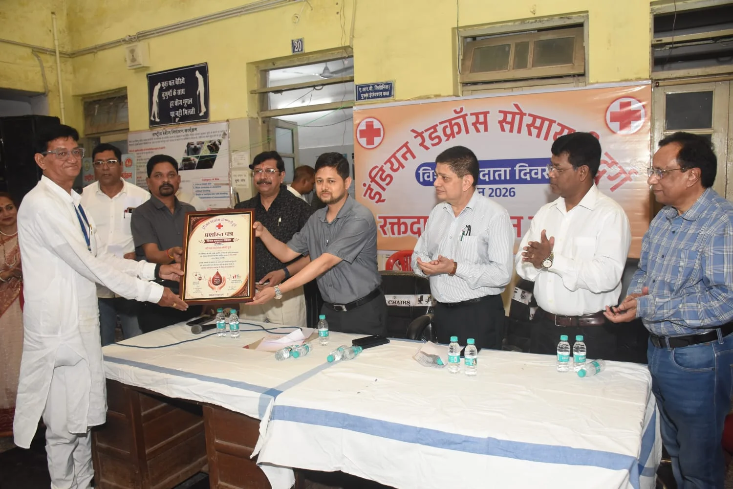 विश्व रक्तदाता दिवस पर श्री सत्य साईं सेवा समिति के मेडिकल कोऑर्डिनेटर दिलीप ठाकुर कलेक्टर द्वारा सम्मानित विश्व रक्तदाता दिवस पर श्री सत्य साईं सेवा समिति के मेडिकल कोऑर्डिनेटर दिलीप ठाकुर कलेक्टर द्वारा सम्मानित