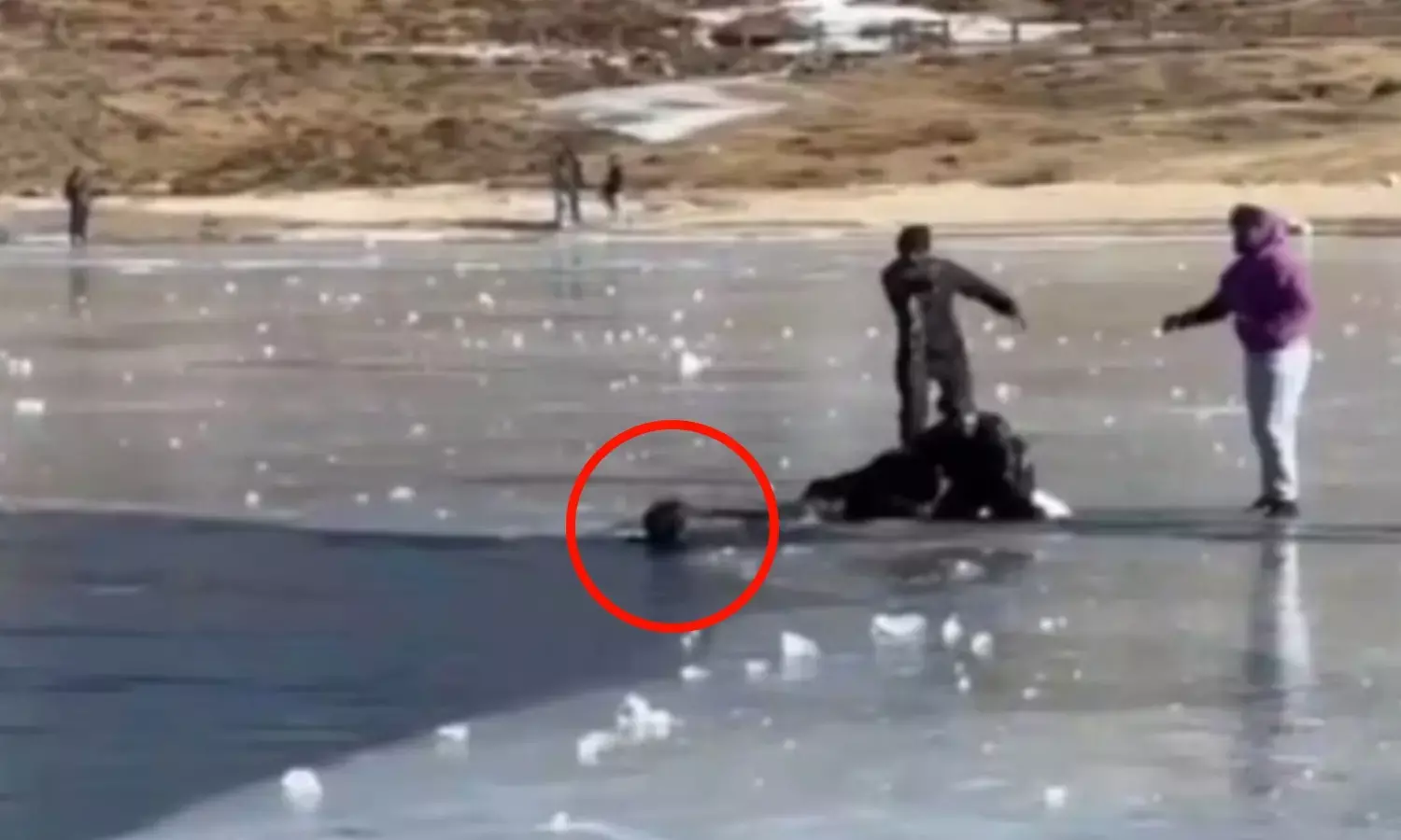 तवांग की जमी सेला झील में फिसलने से केरल के 2 पर्यटकों की डूबकर मौत तवांग की जमी सेला झील में फिसलने से केरल के 2 पर्यटकों की डूबकर मौत