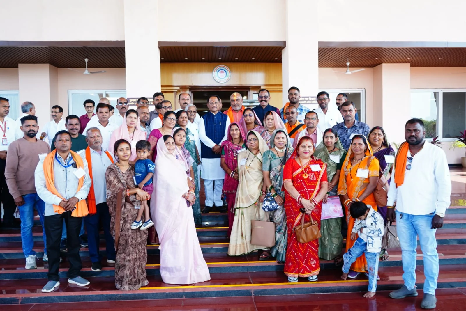 दुर्ग ग्रामीण विधायक ललित चंद्राकर के नेतृत्व में विधान सभा क्षेत्र के सरपंचों ने देखी विधान सभा सत्र की कार्यवाही