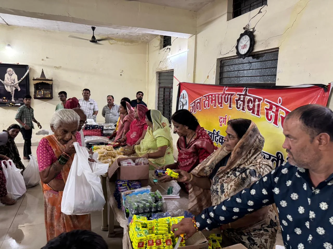 अधिकमास अमावस्या पर जन समर्पण सेवा संस्था ने जरूरतमंदों को कराया भोजन, वितरित की आवश्यक सामग्री अधिकमास अमावस्या पर जन समर्पण सेवा संस्था ने जरूरतमंदों को कराया भोजन, वितरित की आवश्यक सामग्री