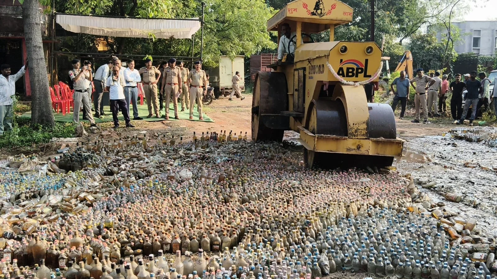 दुर्ग में 294 आबकारी प्रकरणों में जब्त 33,920 बल्क लीटर मदिरा नष्ट दुर्ग में 294 आबकारी प्रकरणों में जब्त 33,920 बल्क लीटर मदिरा नष्ट