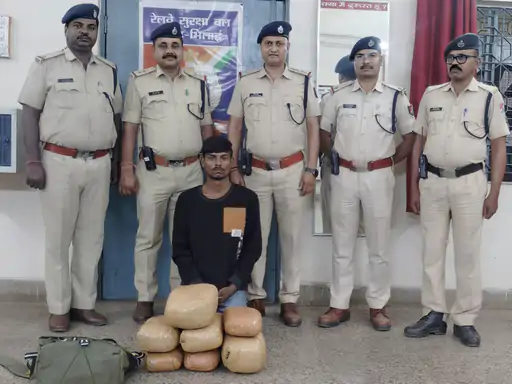 रेलवे स्टेशन के पास युवक 13KG गांजा के साथ पकड़ाया:भिलाई में RPF ने बैग से 7 पैकेट बरामद किए, आरोपी गुजरात का रहने वाला