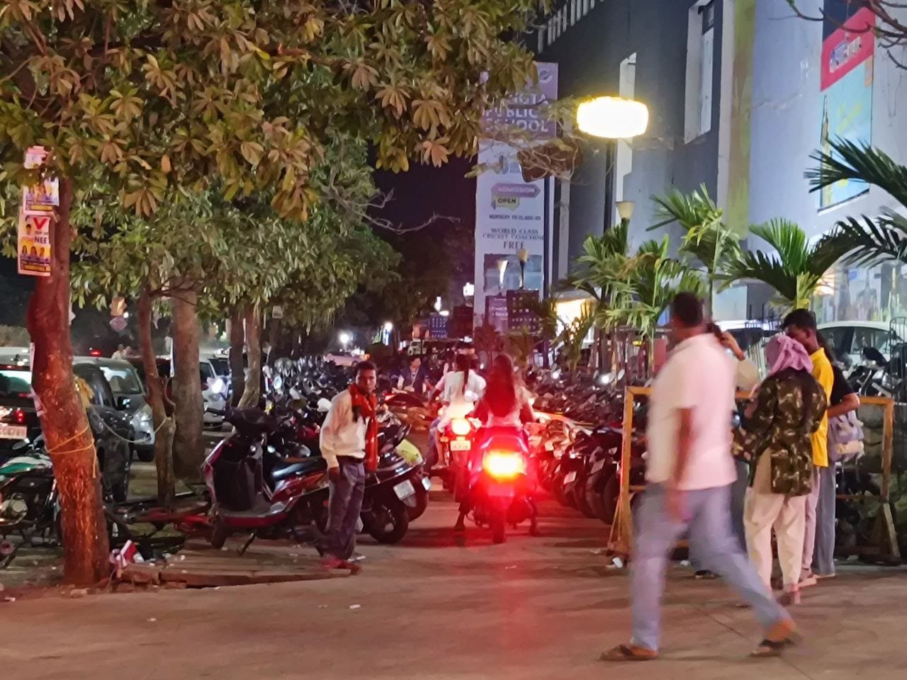 सूर्या मॉल के पास अवैध पार्किंग पर दुर्ग पुलिस की कार्यवाही – 19 वाहनों पर चालान, पार्किंग ठेकेदार के विरुद्ध अपराध दर्ज