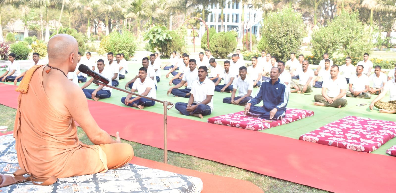 पुलिस लाईन दुर्ग में योग एवं मानसिक स्वास्थ्य पर विशेष सत्र, 100 से अधिक अधिकारी-कर्मचारी हुए शामिल