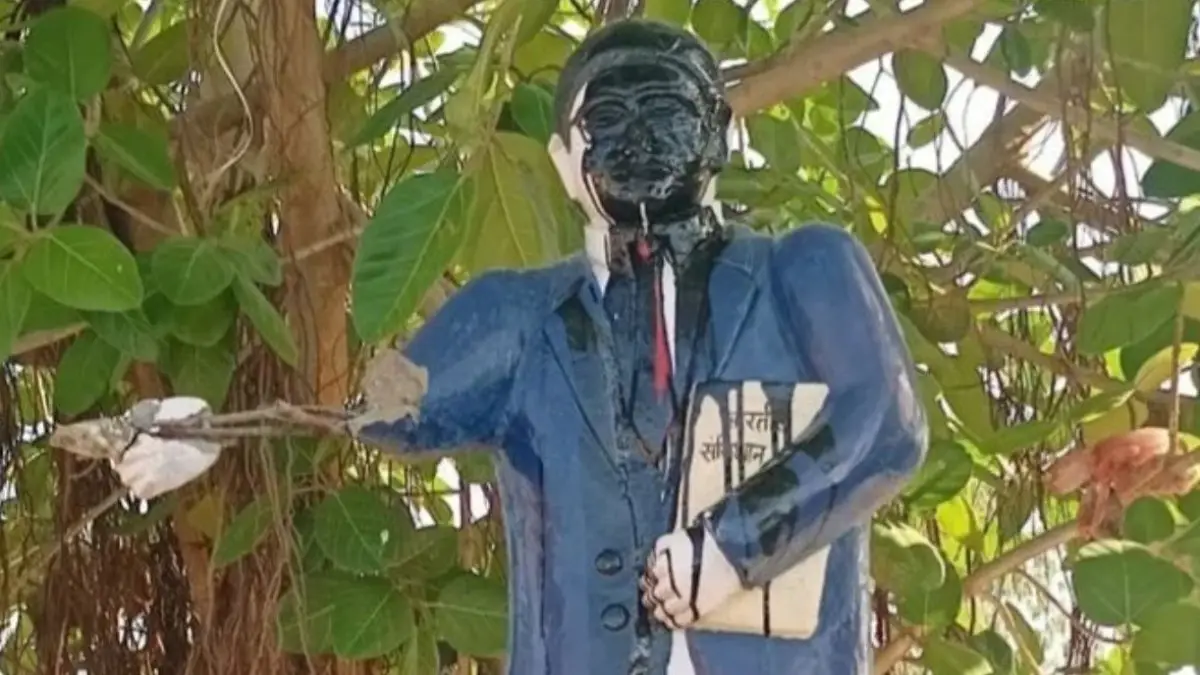 सतना में अंबेडकर की प्रतिमा से छेड़छाड़: कालिख पोती, क्षतिग्रस्त किया; ग्रामीणों में आक्रोश