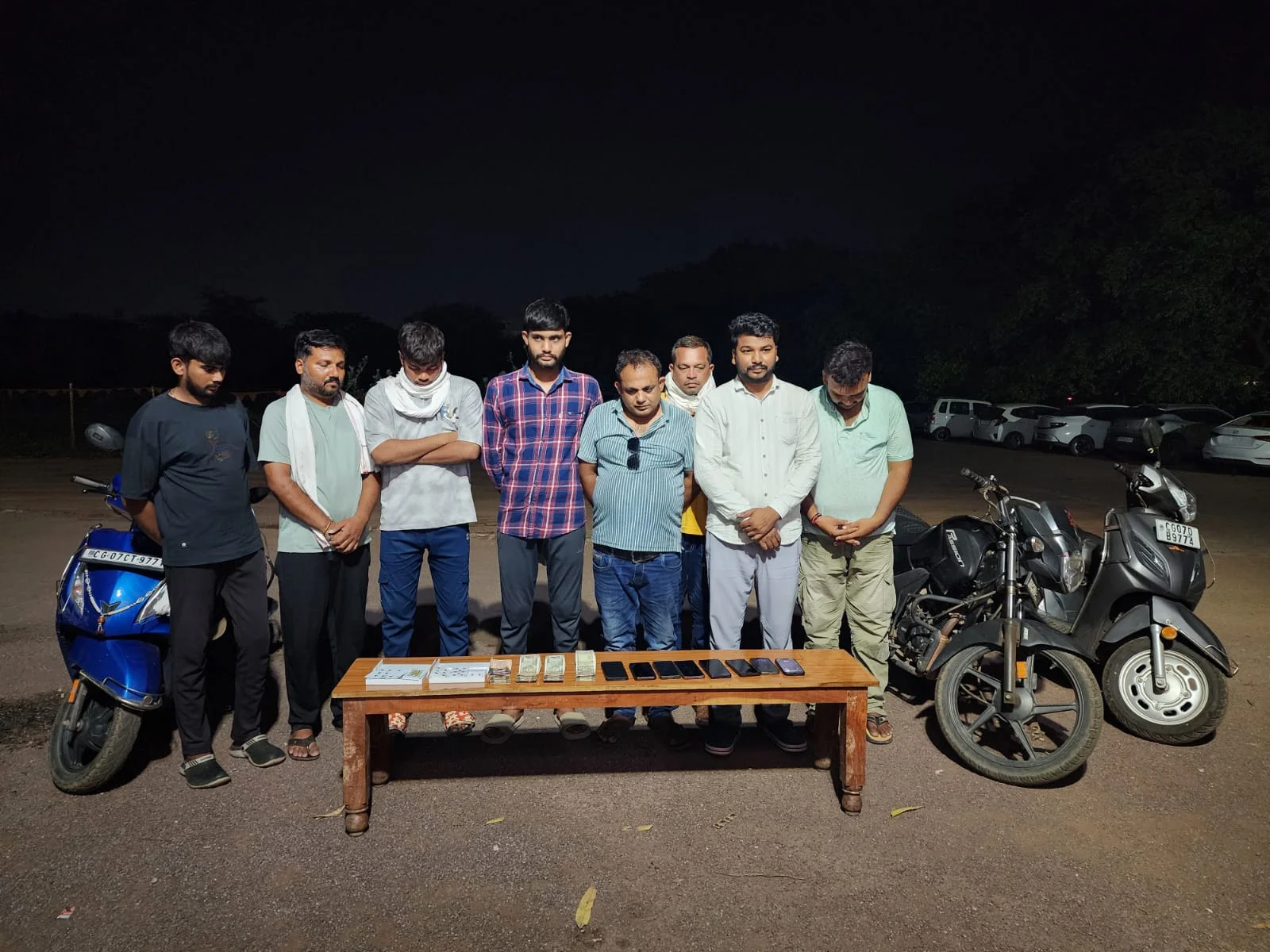 गनियारी में जुआ अड्डे पर पुलिस की बड़ी कार्रवाई, 8 जुआरी गिरफ्तार, ₹5.20 लाख की संपत्ति जब्त