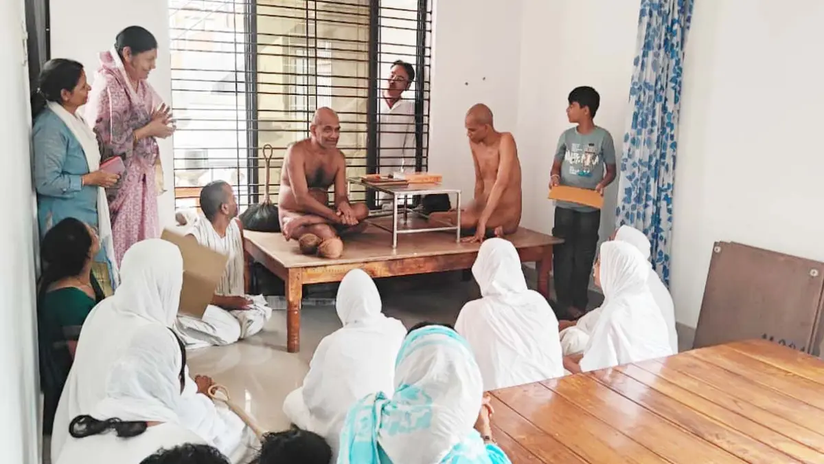 शंकर नगर में गुरुभक्ति का महासंगम : आर्यिका माँ 105 तपोमति माताजी ससंघ और मुनि श्री आगम सागर जी का हुआ मंगल मिलन