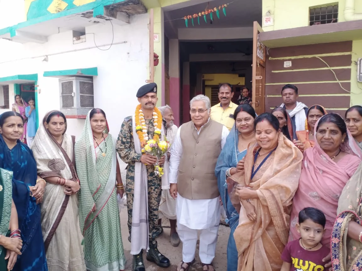 दुर्ग में गर्व का पल:सिकोला बस्ती के धर्मेन्द्र यादव बीएसएफ में चयनित, अरुण वोरा ने किया सम्मान दुर्ग में गर्व का पल:सिकोला बस्ती के धर्मेन्द्र यादव बीएसएफ में चयनित, अरुण वोरा ने किया सम्मान