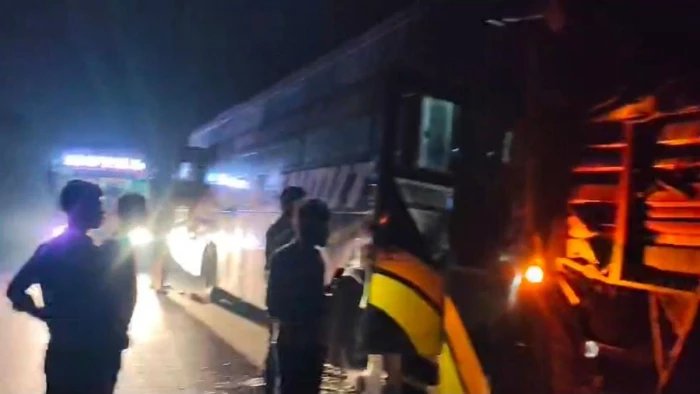 यात्रियों से खचाखच भरी स्लीपर बस लकड़ी से लदे माजदा से भिड़ी, NH-30 पर मची चीख-पुकार