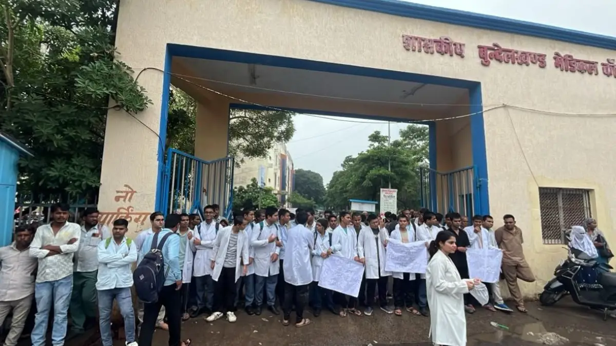 डॉक्टर से छेड़छाड़ के खिलाफ प्रदर्शन: स्वास्थ्य सेवाएं प्रभावित, पीड़िता बोली आरोपी ने जान से मारने की दी धमकी; FIR दर्ज